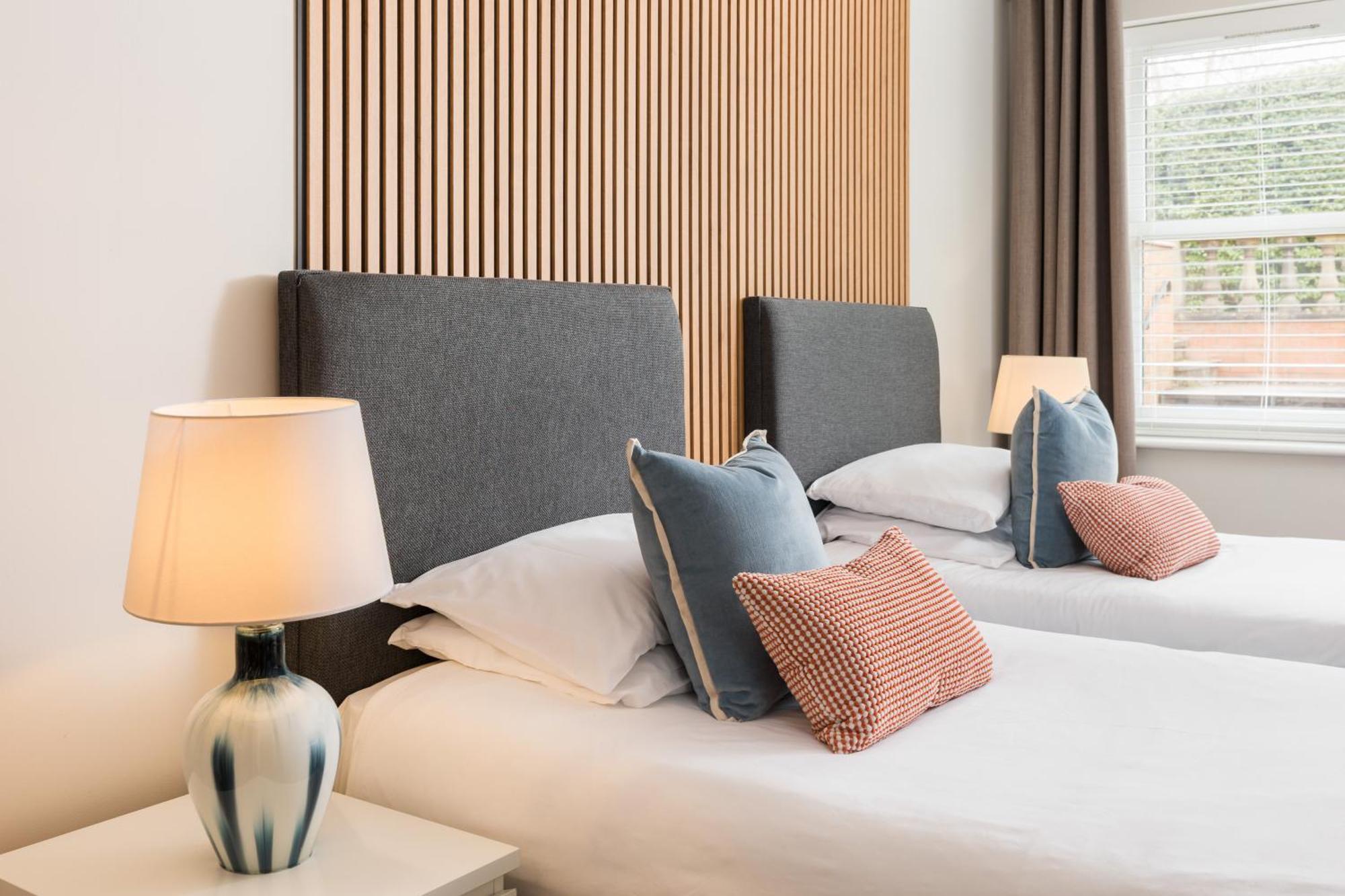 Modern 2-Bedroom Apartments With Free Parking In ليمينغتون المظهر الخارجي الصورة