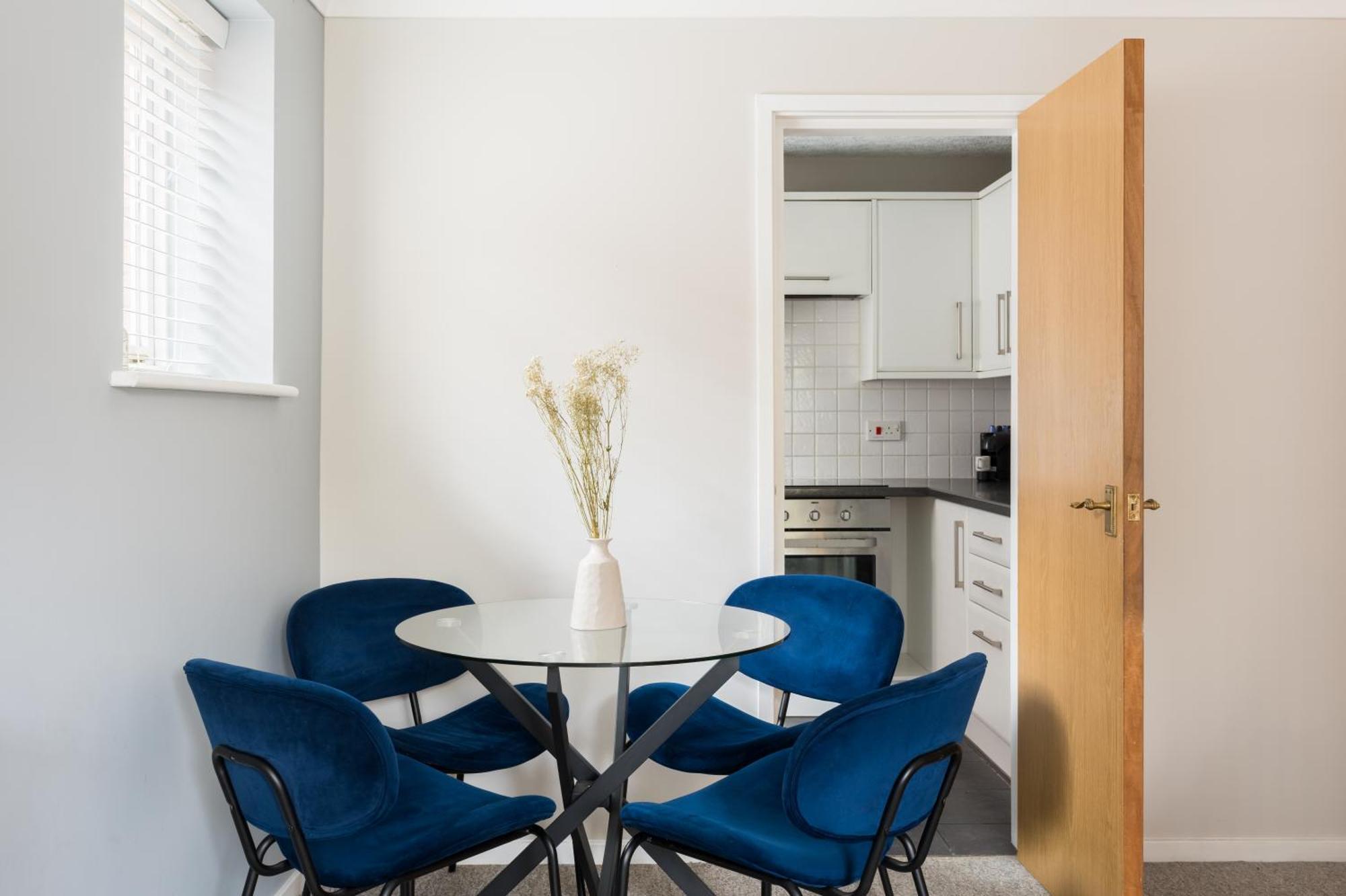 Modern 2-Bedroom Apartments With Free Parking In ليمينغتون المظهر الخارجي الصورة